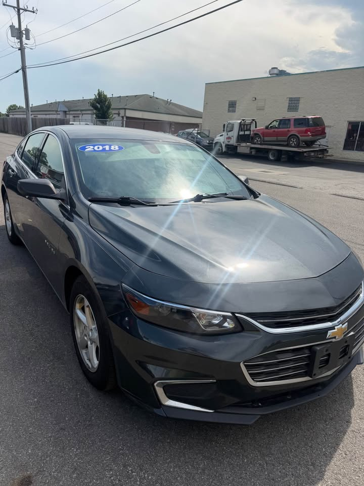 2018 Chevrolet Malibu thumbnail 3