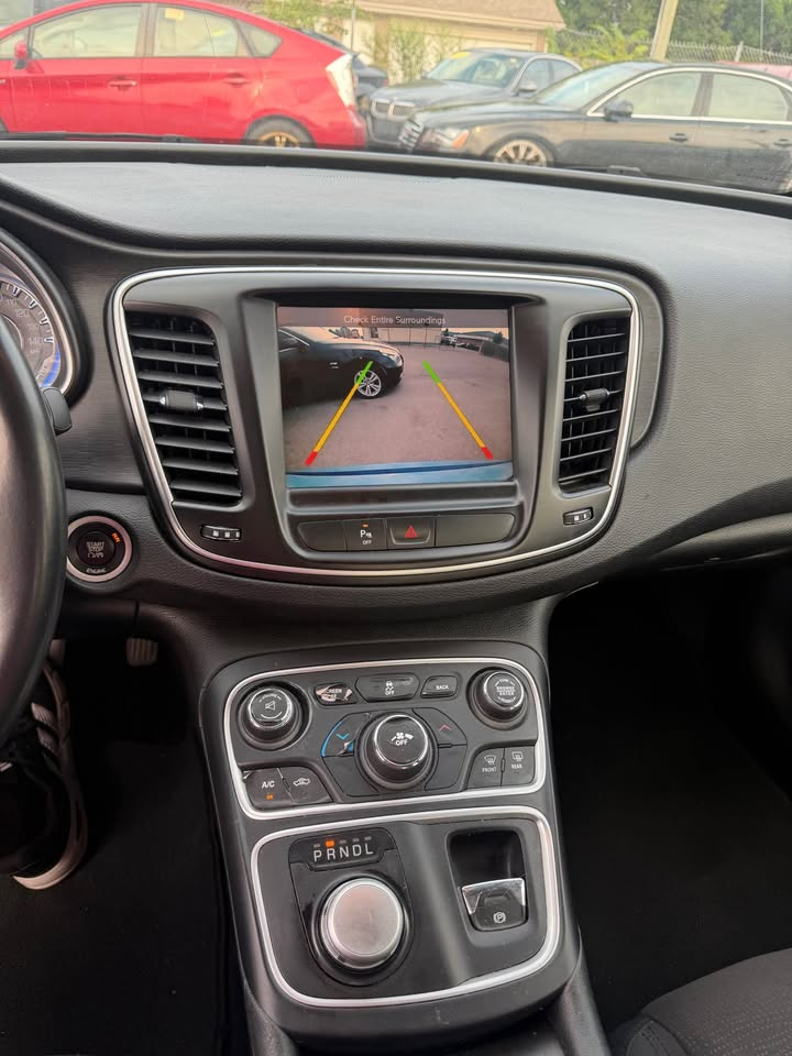 2015 Chrysler 200S thumbnail 7