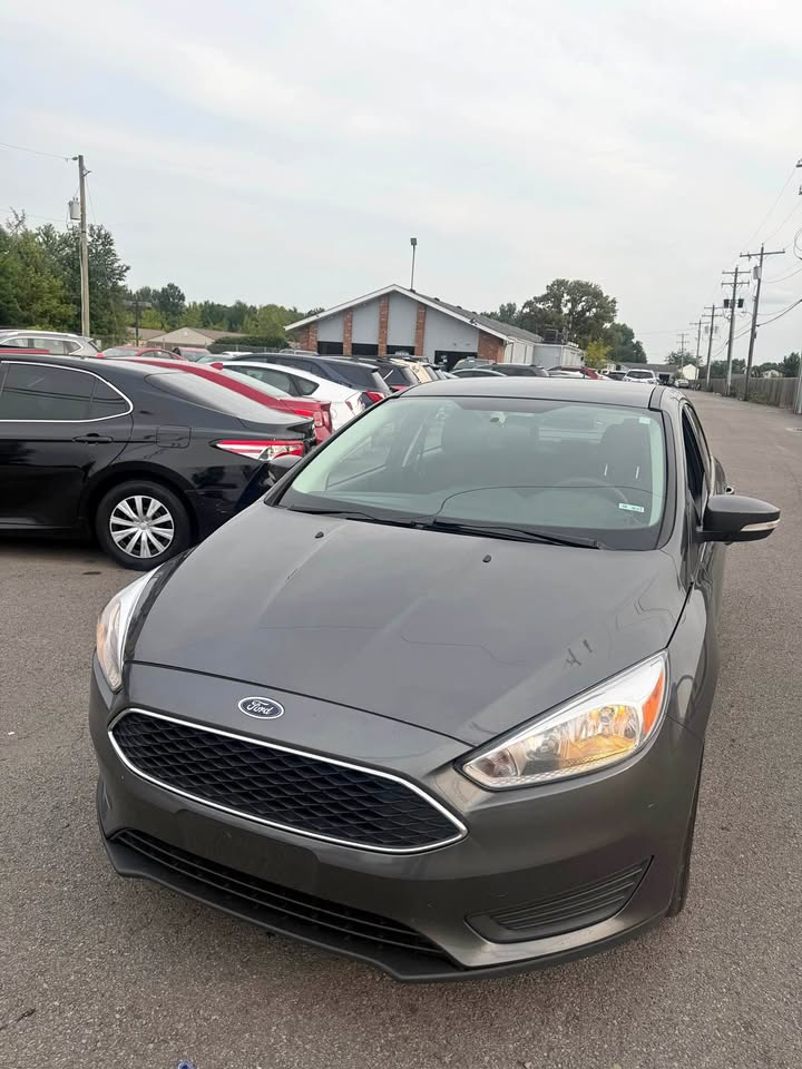 2017 Ford Focus thumbnail 3