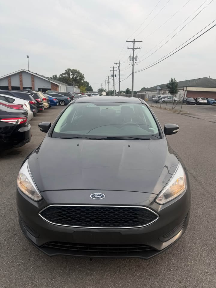 2017 Ford Focus thumbnail 2