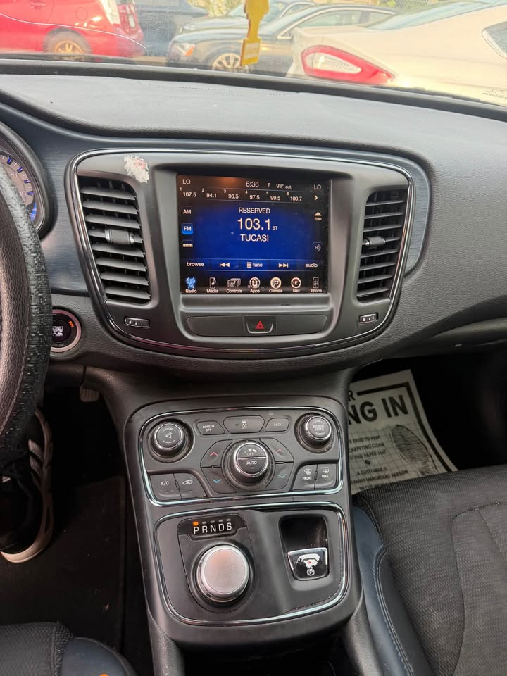 2015 Chrysler 200S thumbnail 5
