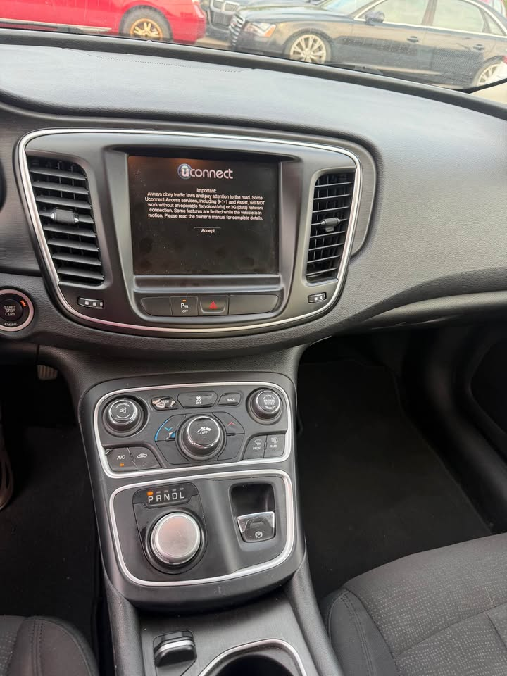 2015 Chrysler 200S thumbnail 6